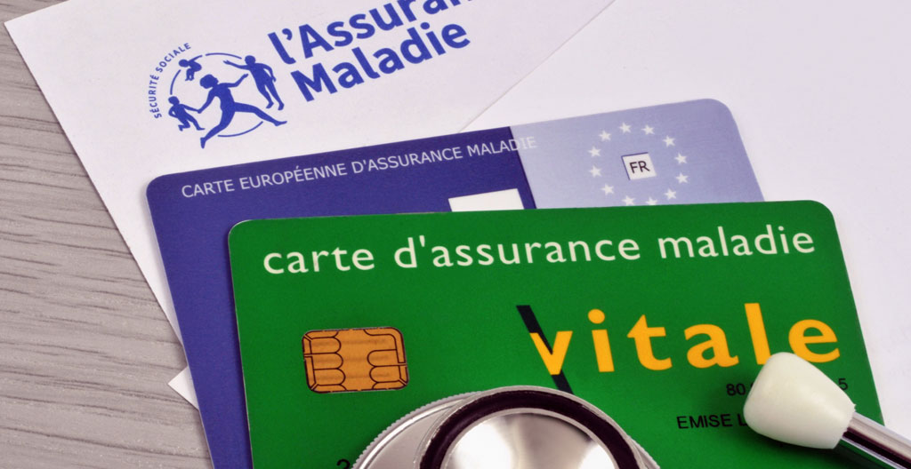 Gros plan sur une carte vitale verte posée sur un clavier d'ordinateur moderne, détail net au premier plan avec arrière-plan flouté