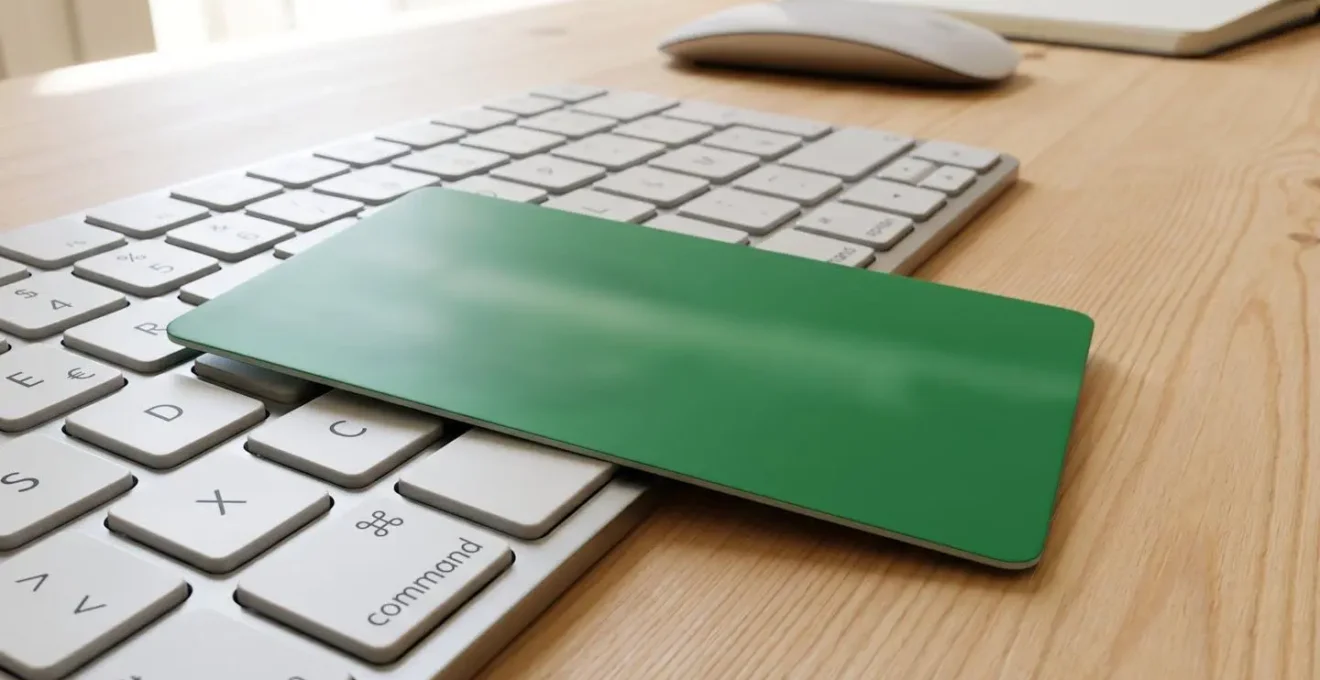 Gros plan sur une carte vitale verte posée sur un clavier d'ordinateur moderne, détail net au premier plan avec arrière-plan flouté