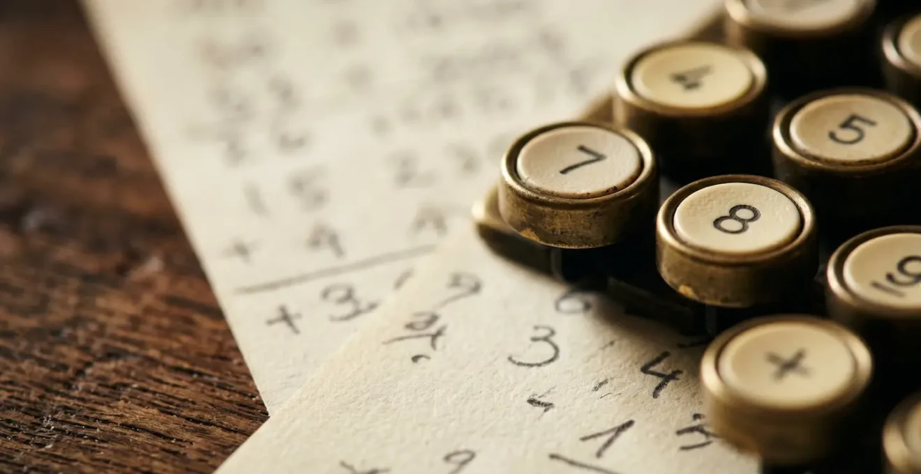 Calculatrice professionnelle et notes manuscrites illustrant le processus de calcul du plafond fiscal
