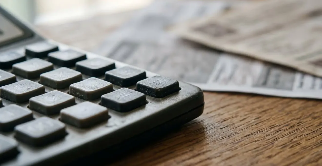 Vue macro d'une calculatrice et de documents médicaux illustrant le calcul des frais d'hospitalisation